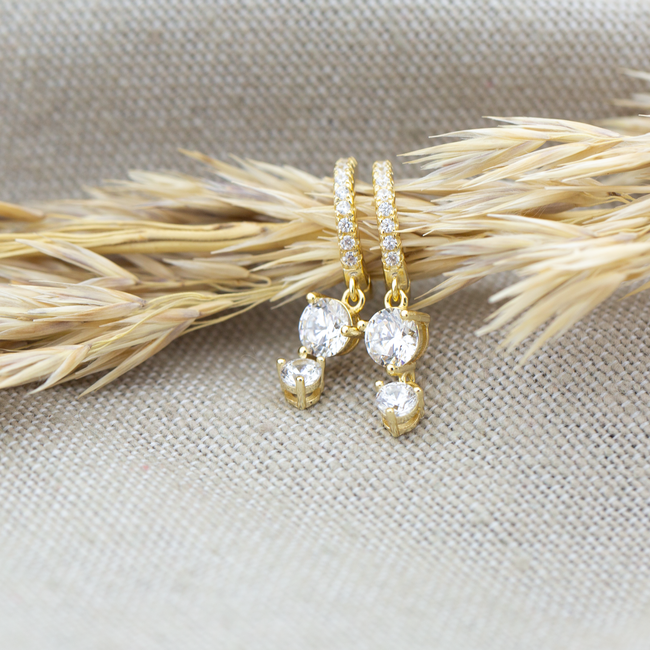 KARMA Goldplated zirconia oorringen met twee crystal stenen