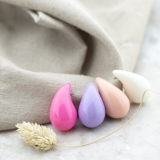 Day & Eve  Gekleurde roze , lila en witte teardrop oorbellen