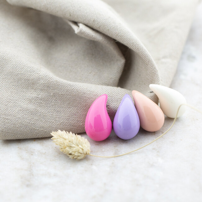 Day & Eve by Go Dutch Label Gekleurde roze , lila en witte teardrop oorbellen