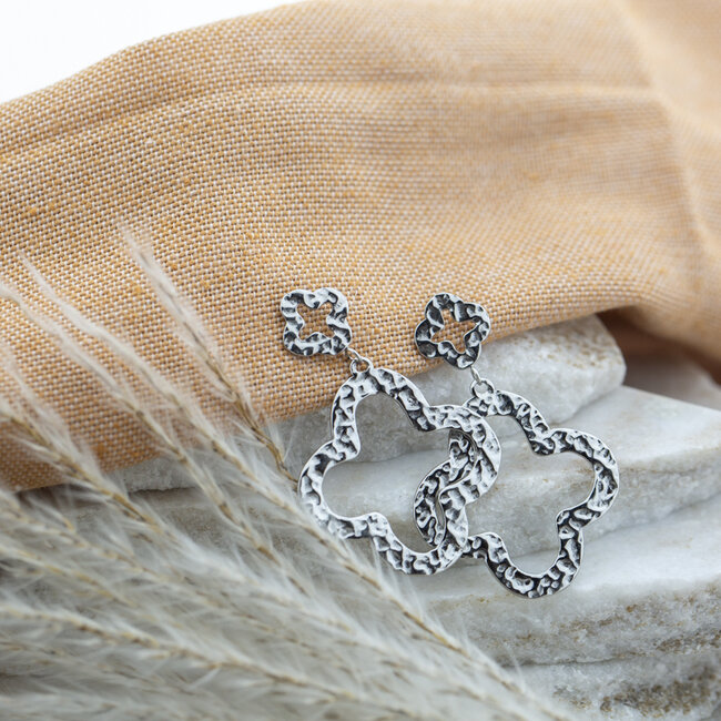 Day & Eve  Open zilver gehamerde klaver oorbellen