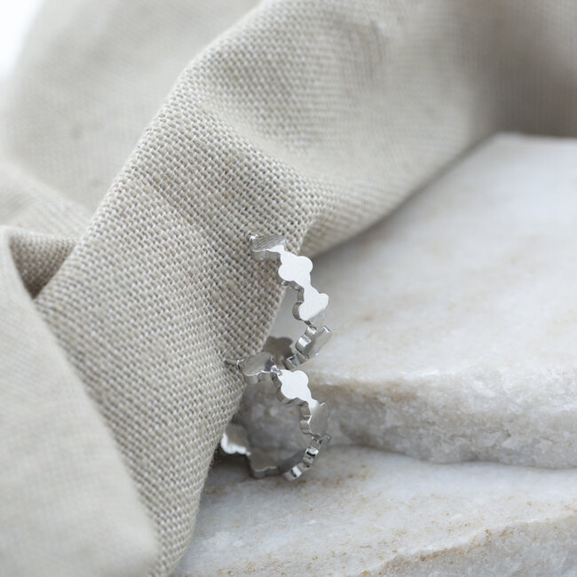 Day & Eve  Zilver klaver creool oorbellen