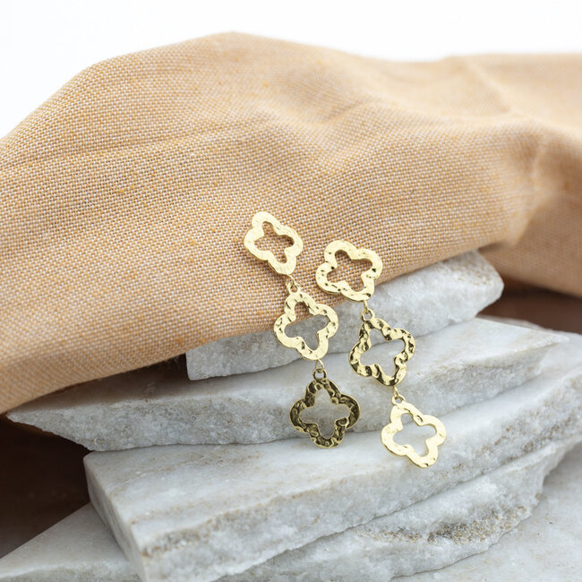 Day & Eve by Go Dutch Label Lange gouden gehamerde open klaver oorbellen