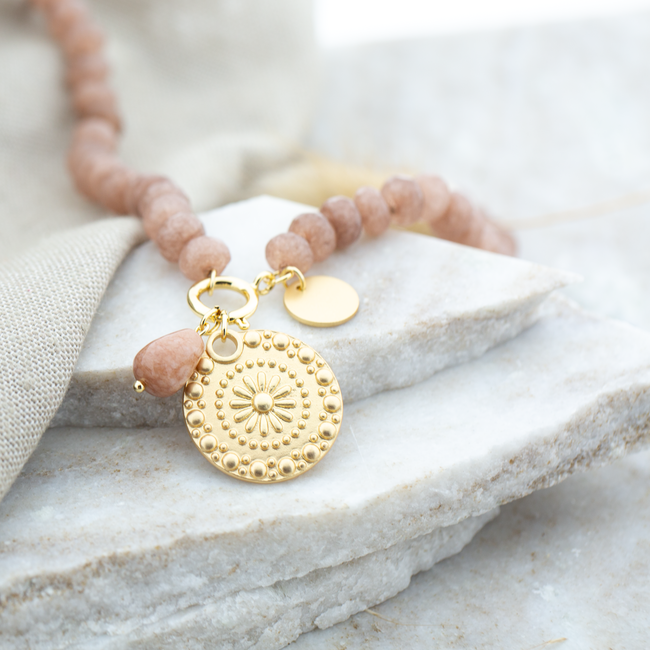 Nude oudroze natuursteen ketting met munt
