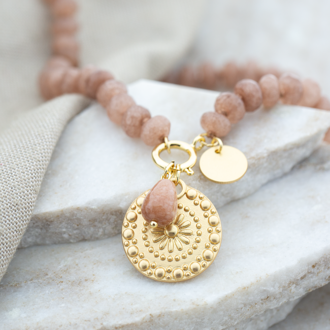 Nude oudroze natuursteen ketting met munt