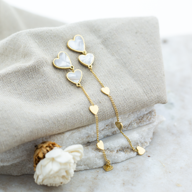 Day & Eve by Go Dutch Label Goud lange hart oorbellen met schelp en hartjes