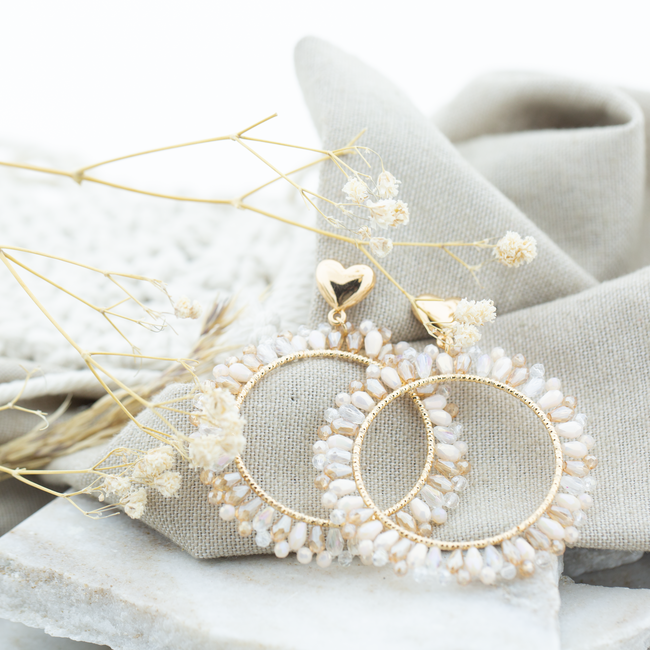 Day & Eve by Go Dutch Label Grote witte kralen statement oorbellen met hart oorsteker