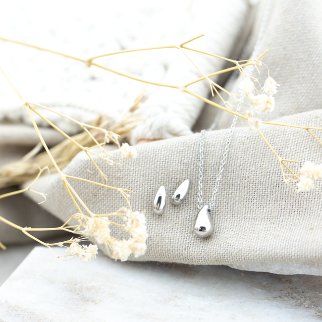 Day & Eve  Mini teardrop ketting en oorbellen zilver