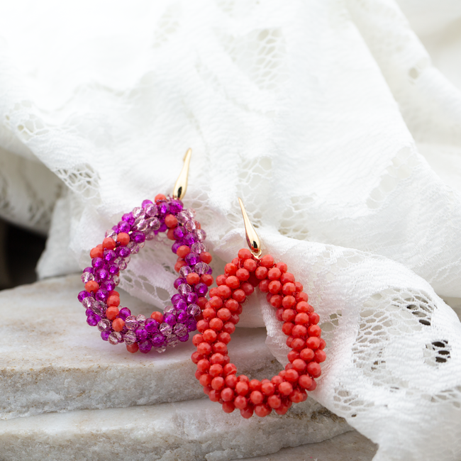 Day & Eve  Koraalrode of paarse druppel oorbellen