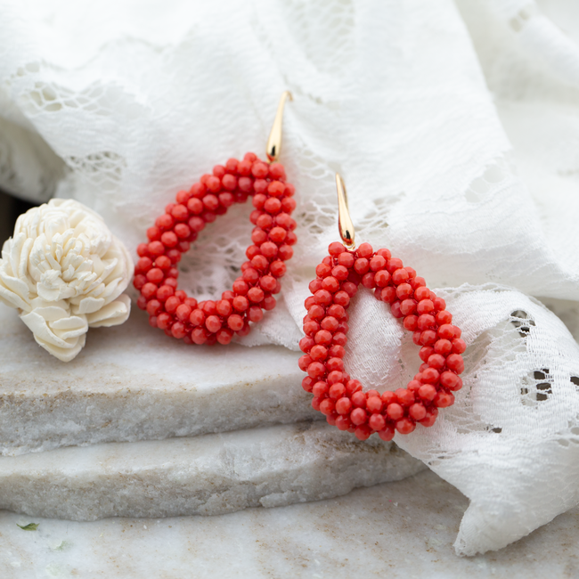 Day & Eve  Koraalrode of paarse druppel oorbellen