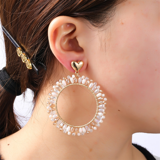 Day & Eve  Grote witte kralen statement oorbellen met hart oorsteker