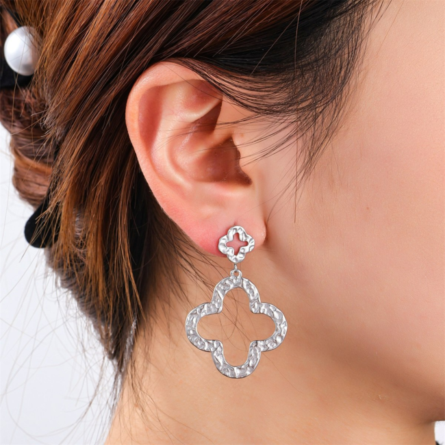 Day & Eve  Open zilver gehamerde klaver oorbellen