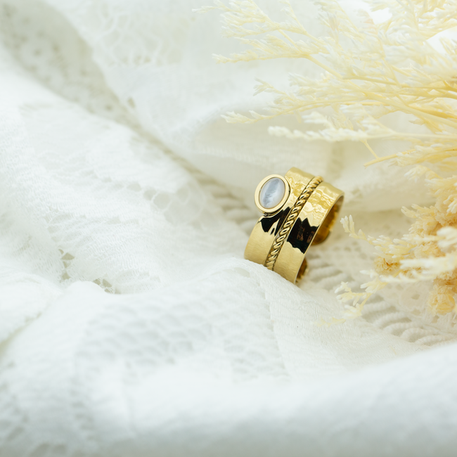 ZAG  Bijoux Stainless steel gouden ring met witte ovaal steen