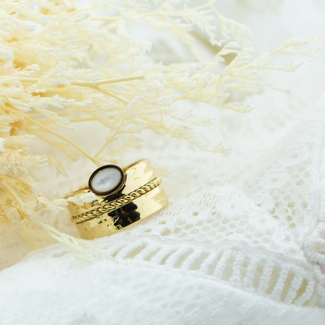 ZAG  Bijoux Stainless steel gouden ring met witte ovaal steen