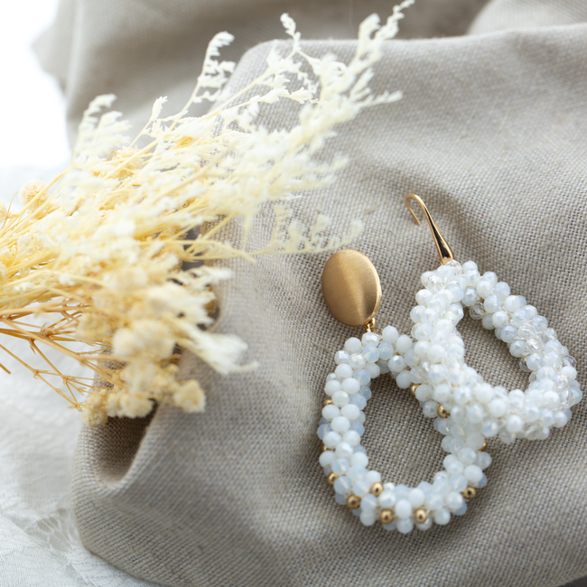 Open druppel witte oorbellen met goud details