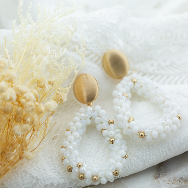 Open druppel witte oorbellen met goud details