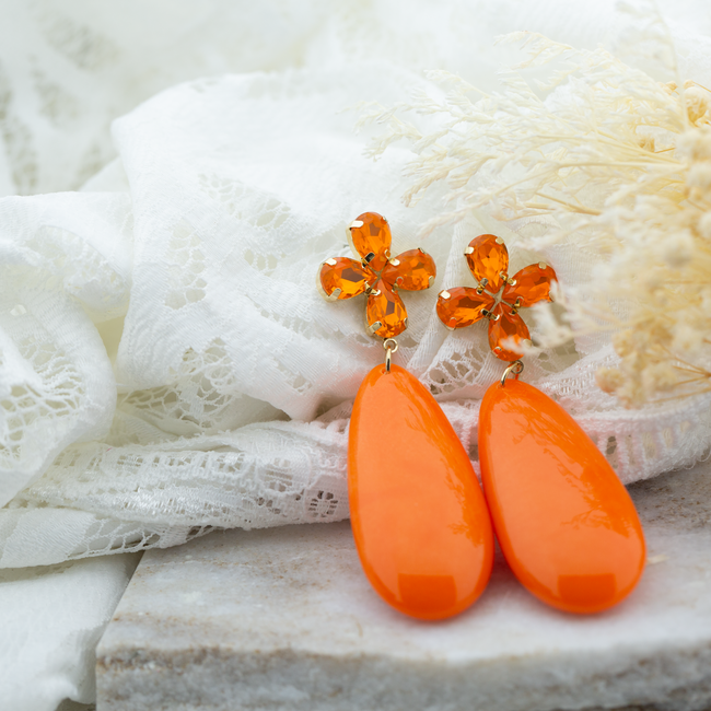 Biba Lange oranje pegel oorbellen met crystal bloem