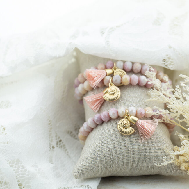 Facet kralen lila beige armband met kwast en schelp