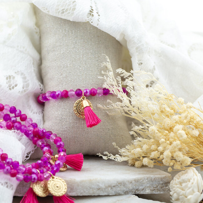 Knalroze armband met munt en kwast