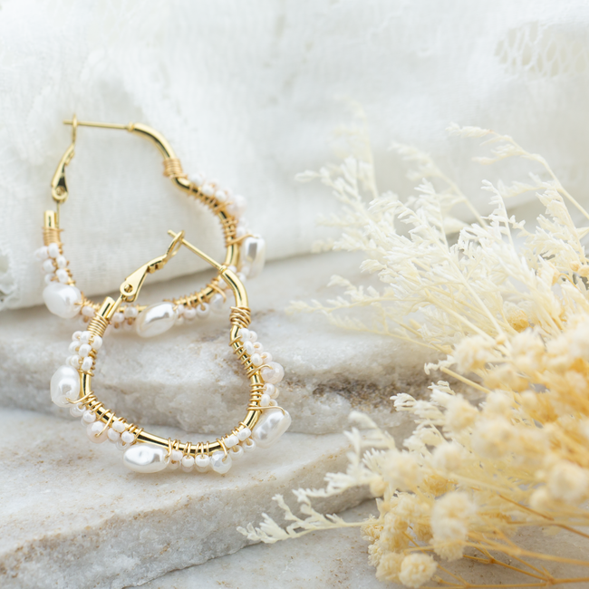 Day & Eve  Witte hart oorbellen