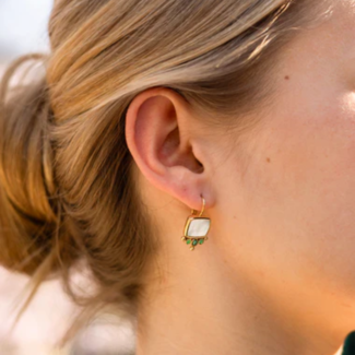 ZAG  Bijoux Goud klap oorbellen met witte parelmoer en groene zirconia steentjes