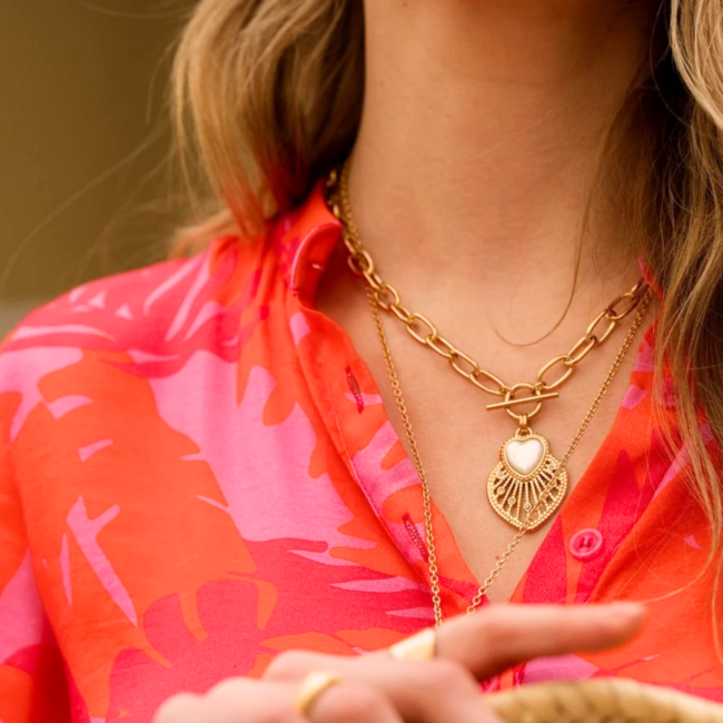 Goud grove schakelketting met hart met witte steen