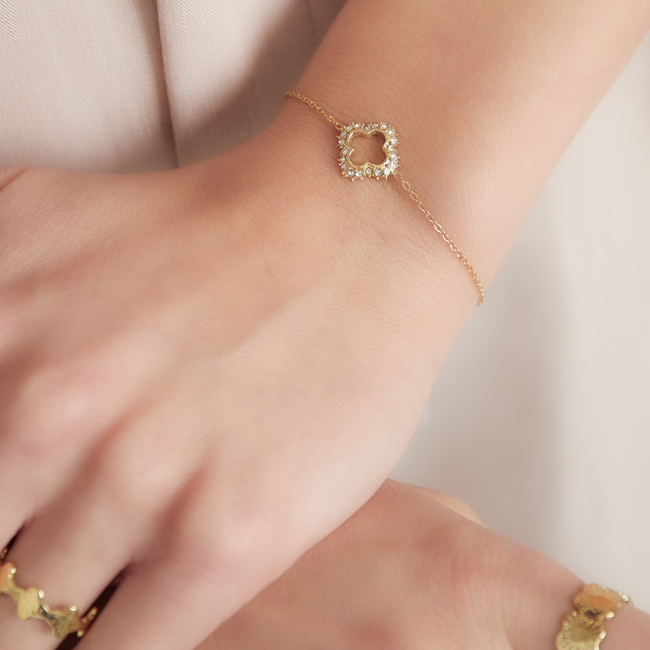 Armband goudkleurig met shiny klaver