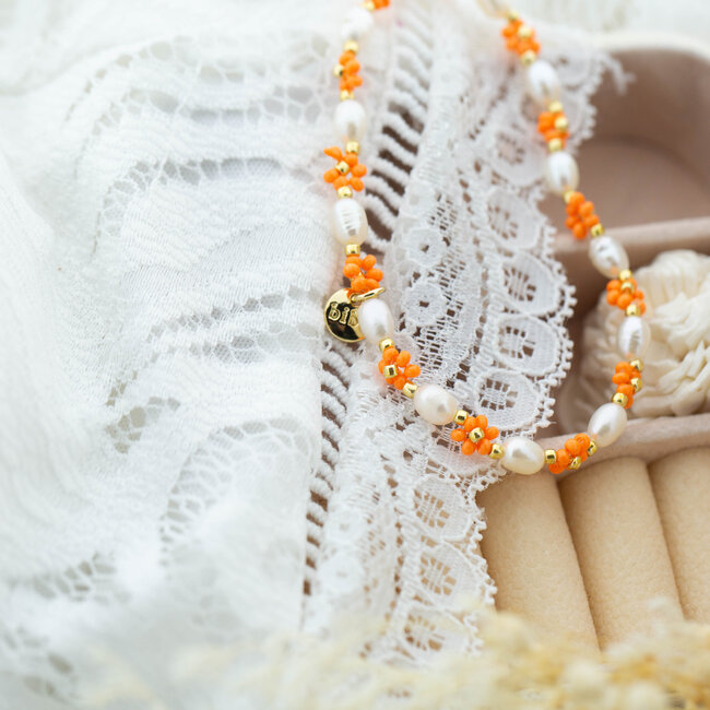 Oranje Bloemen en Parel armband