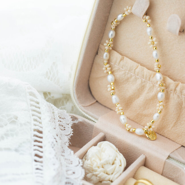 Biba Creme Bloemen en Parel armband