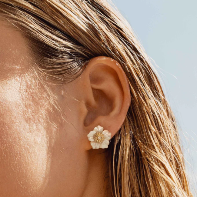 Bohm Paris Goud oorbellen met witte schelp bloem