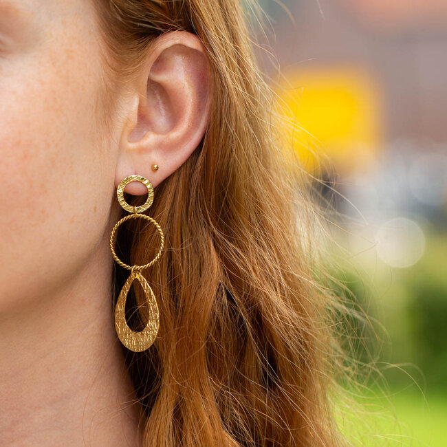 Day & Eve by Go Dutch Label Lange gehamerde goud ronde en druppel oorbellen