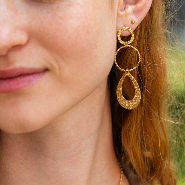 Day & Eve by Go Dutch Label Lange gehamerde goud ronde en druppel oorbellen