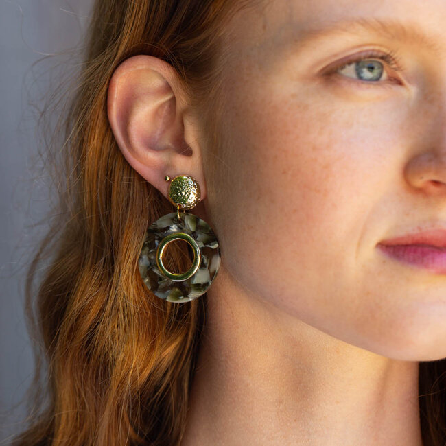 Day & Eve  Goudkleurige Oorbellen met een groene mix kleur schijf