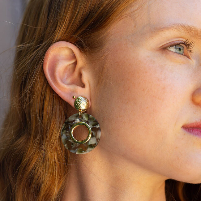 Day & Eve  Goudkleurige Oorbellen met een groene mix kleur schijf