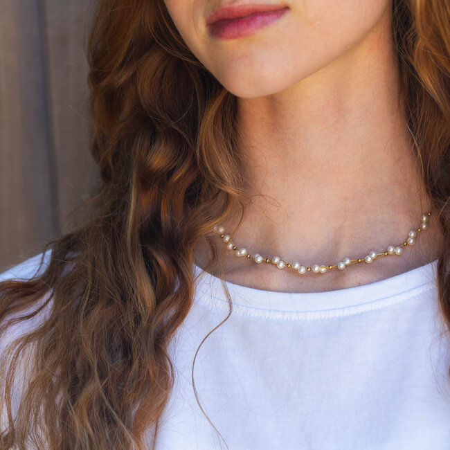Gouden gedraaide ketting met  parels