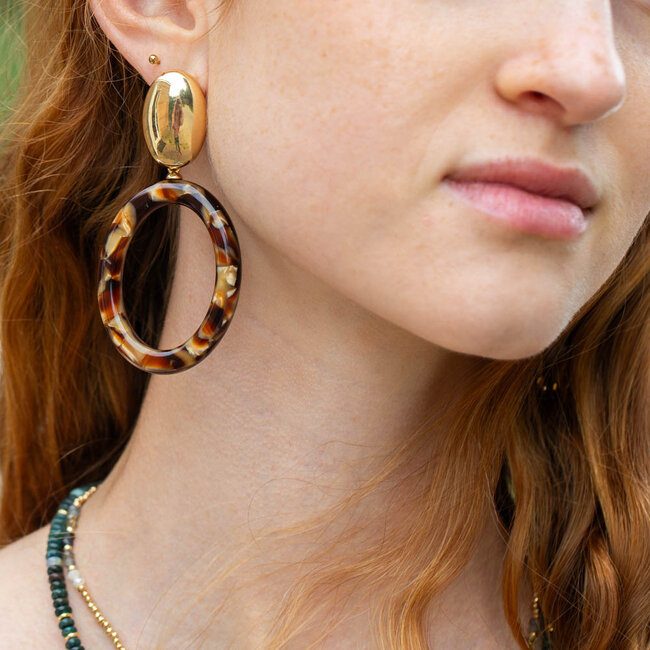 Biba Goud oorstekers met grote ovaal bruine resin ring