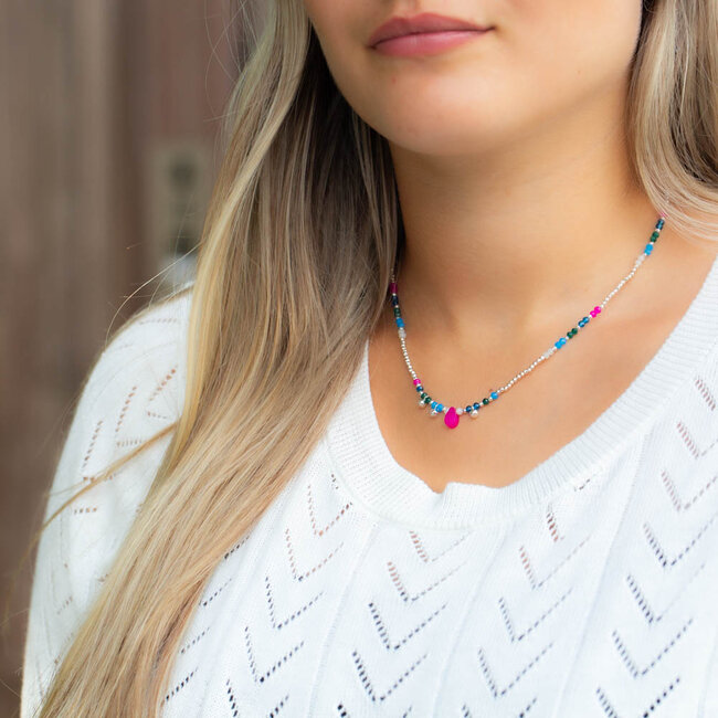 Kleurrijke ketting met een knalroze druppel en een leuke glitter
