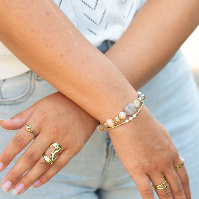 Biba Armbanden in goud beige met natuurstenen en kralen