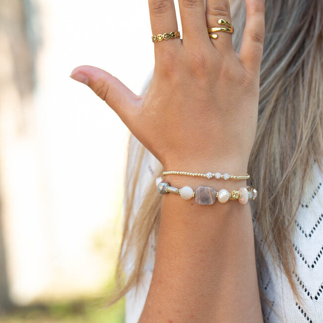 Biba Armbanden in goud beige met natuurstenen en kralen