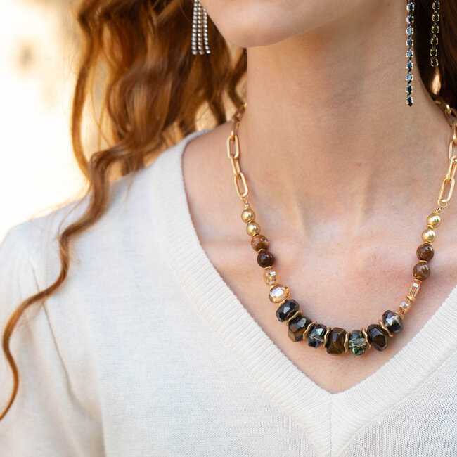 Ketting met kralen van warme kleuren en tijgeroog stenen die overlopen naar mooie gouden schakels.