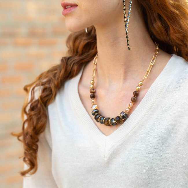 Ketting met kralen van warme kleuren en tijgeroog stenen die overlopen naar mooie gouden schakels.