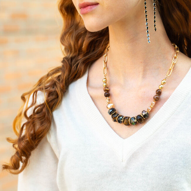 Biba Ketting met kralen van warme kleuren en tijgeroog stenen die overlopen naar mooie gouden schakels.