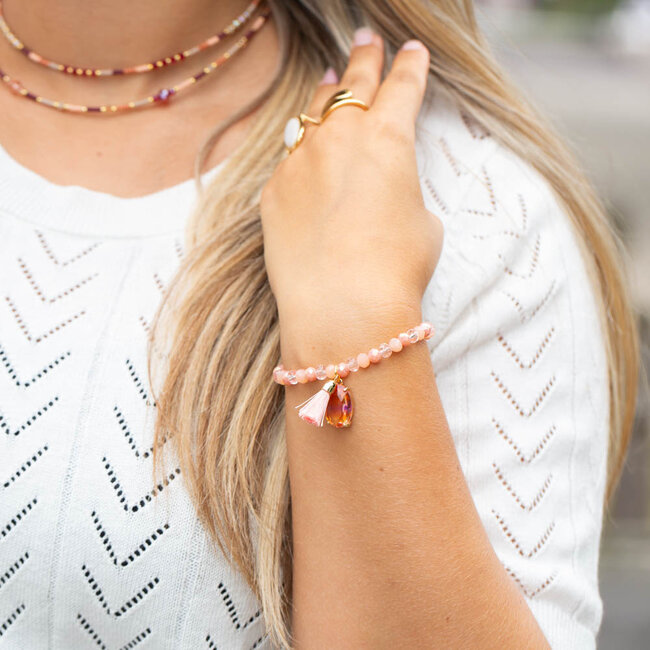 Roze nude armband met ovaal hanger en roze kwast