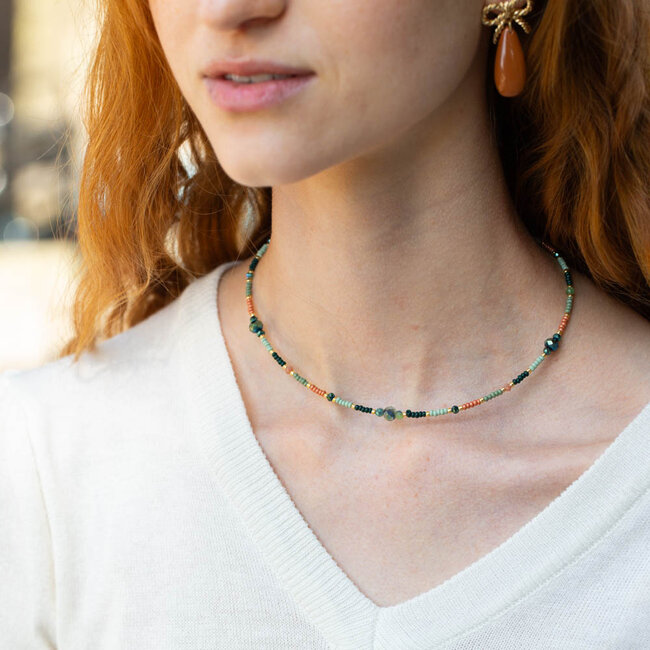 Fijne gekleurde groen bruine kralenketting