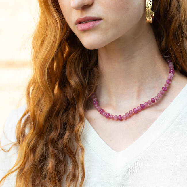 Roze geknoopte natuursteen ketting