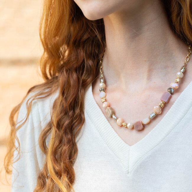 Natural boho vibes ketting met nude roze stenen en kralen
