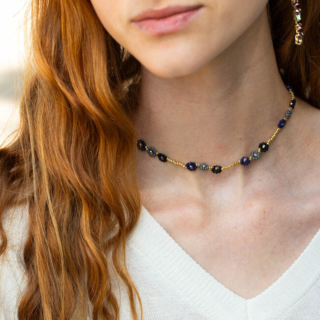 Ketting met  zwarte grijze en blauwe kralen bloemen