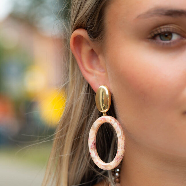 Goud oorstekers met grote ovaal lichte tint resin ring