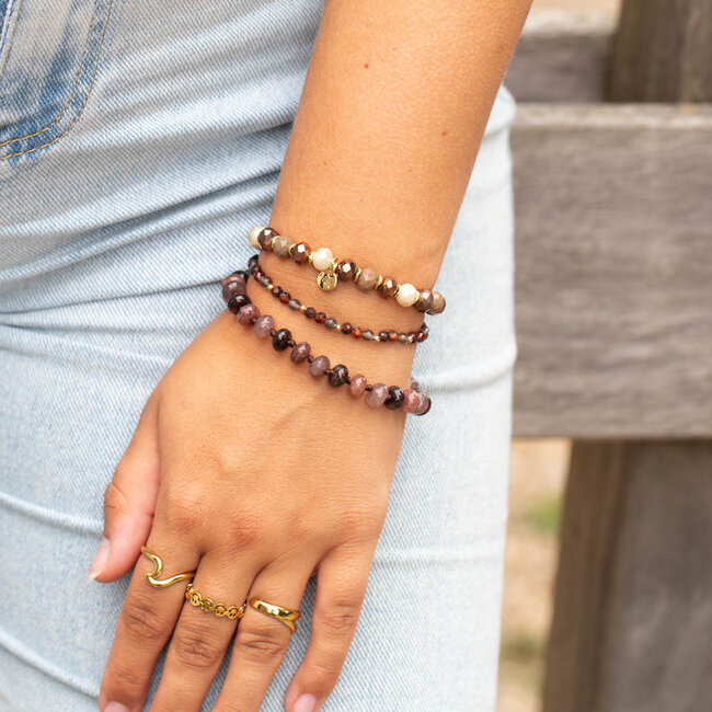 Natuursteen of kralen armbanden in warme tinten bruin