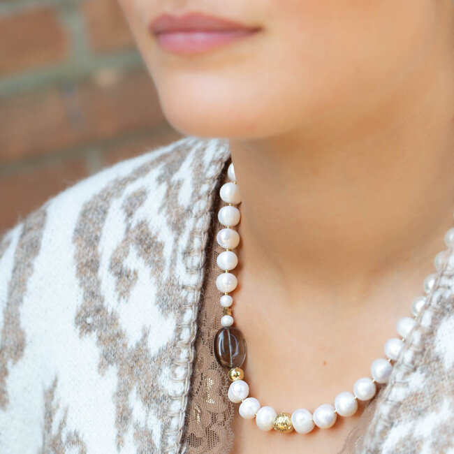 ZAG  Bijoux Klassieke tijdloze parelketting met rookkwarts steen