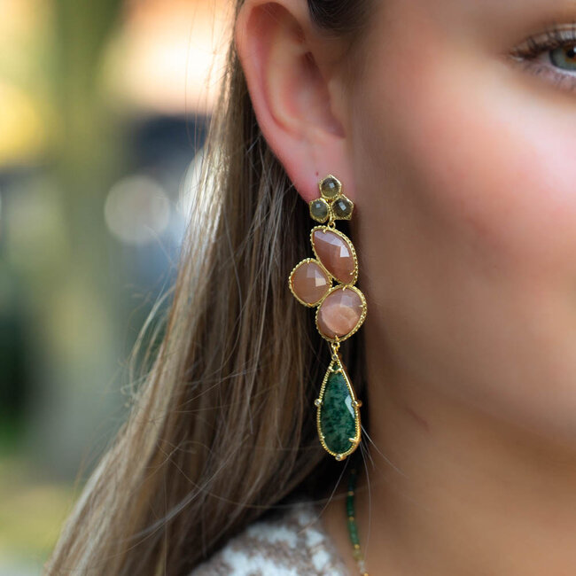 Beadle Bohemian lange natuursteen oorbellen met druppel